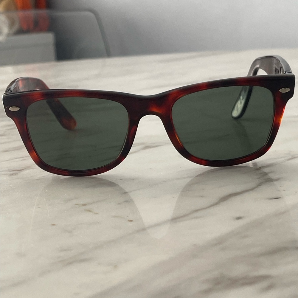 Ray-Ban Unisex Tortoise Wayfarer Sunglasses without case.